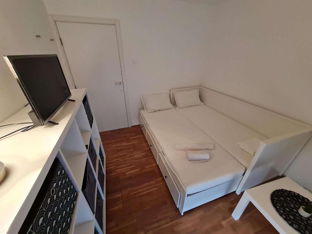 Apartmani Lovre I Zara Ngoại thất bức ảnh