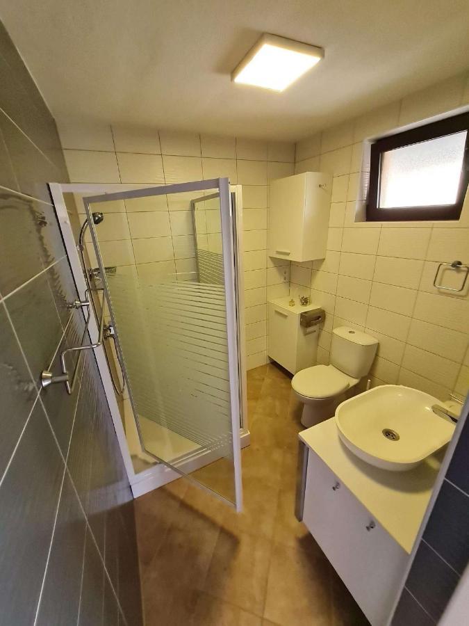Apartmani Lovre I Zara Ngoại thất bức ảnh