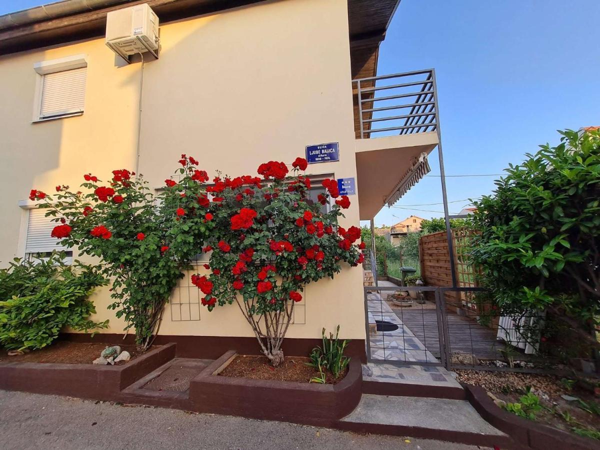 Apartmani Lovre I Zara Ngoại thất bức ảnh