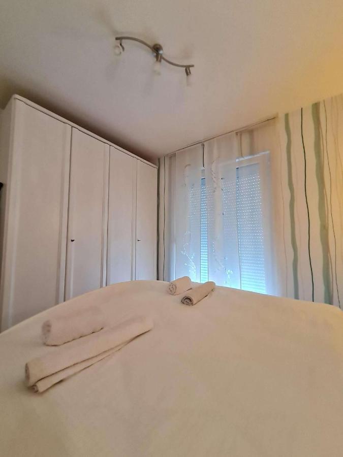 Apartmani Lovre I Zara Ngoại thất bức ảnh
