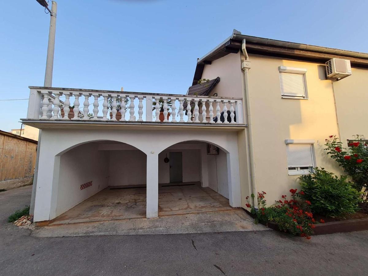 Apartmani Lovre I Zara Ngoại thất bức ảnh