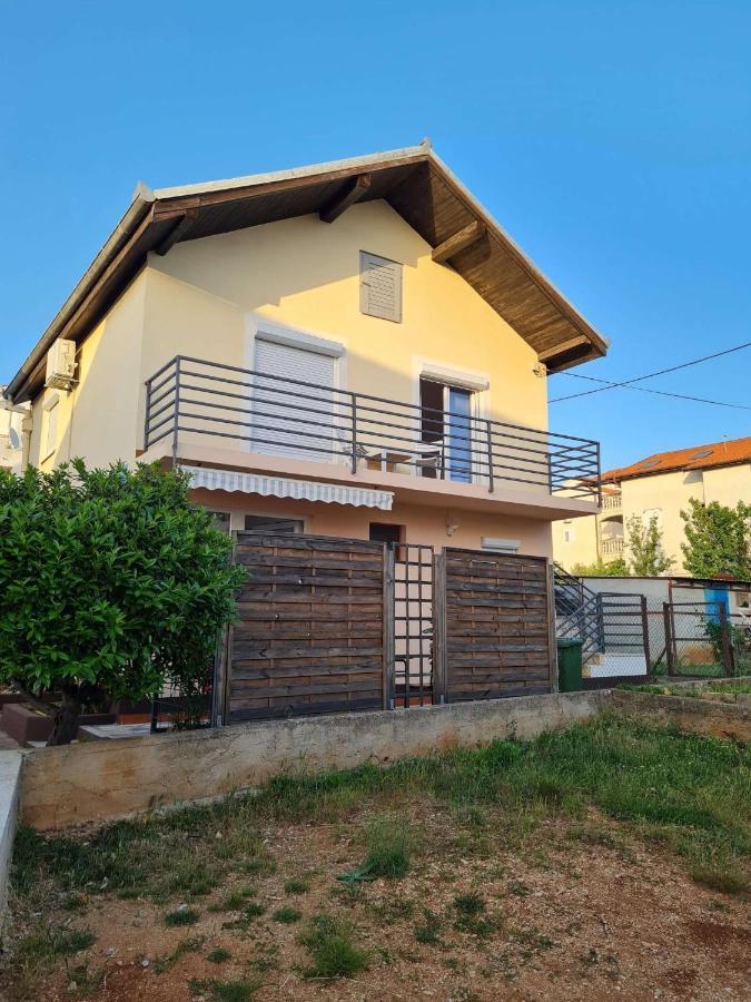 Apartmani Lovre I Zara Ngoại thất bức ảnh